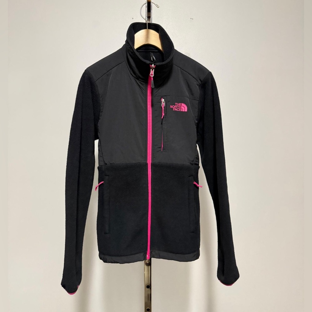 The North Face Denali Full Zip Fleece Jacket.. 
COLOR: Black & Fuchsia. 
SIZE:XS